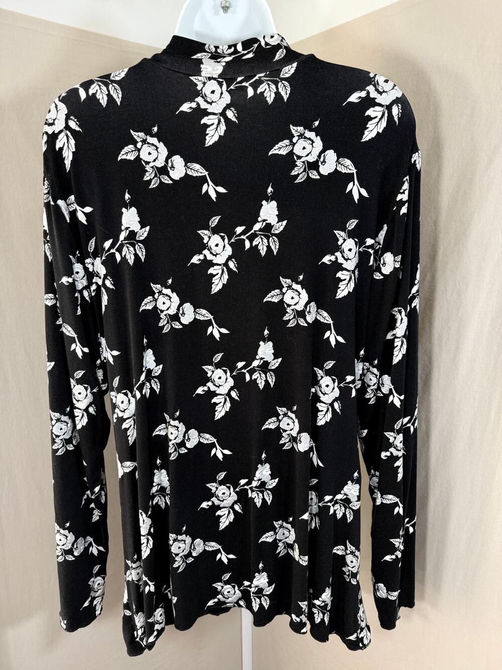 Cato Contour Fit Blouse 22/24W Black White Floral Ruched Cutout Mock Neck Top